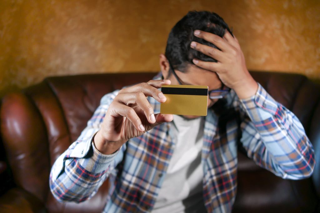 カードの利用可能額がなくなり決済できなくなった場面